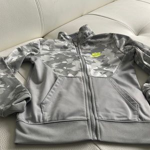 Nike gray and white tracksuit. For ages 4 and 5.